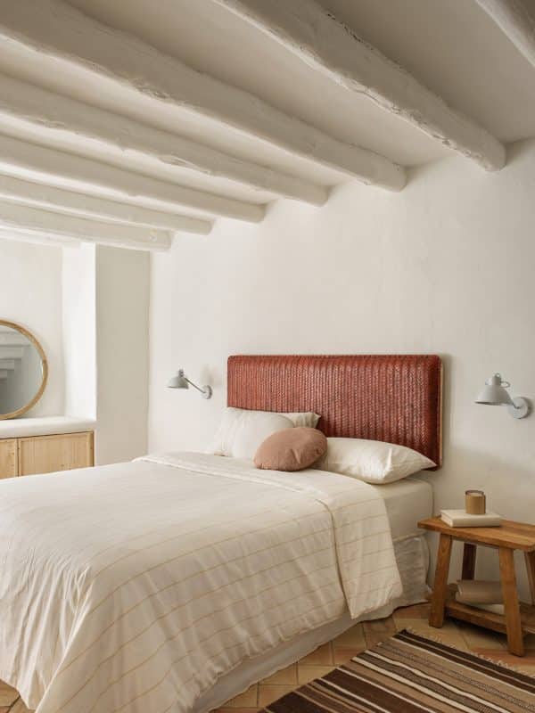 Изголовье кровати Natesa из массива тика и кожи 163 x 60 см — изображение 3