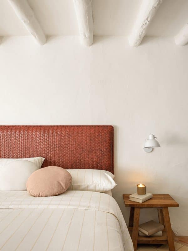 Изголовье кровати Natesa из массива тика и кожи 163 x 60 см — изображение 4