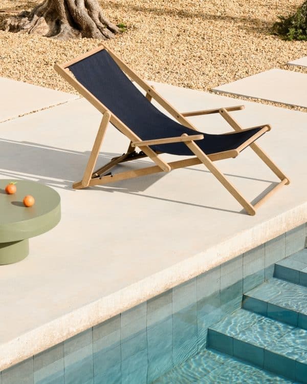 Складное кресло Vilara для улицы из акации и текстиля черного цвета — изображение 2