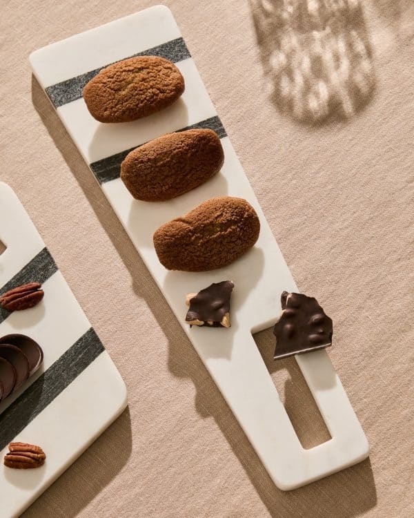 Cервировочная доска Nira из черно-белого мрамора — изображение 2