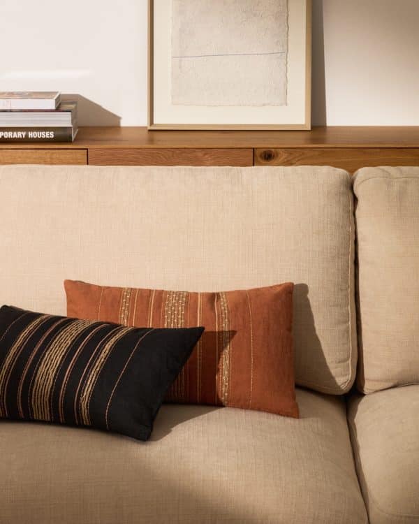 Чехол для подушки из льна Sairu оранжевого цвета с вышивкой из джута 30 x 50 см — изображение 2