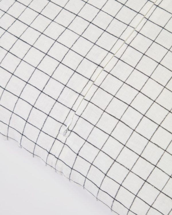 Чехол для подушки Maialen из 100% льна с белыми квадратами и черной сеткой 45 x 45 см — изображение 3