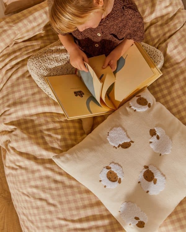 Чехол для подушки Milu из бежевого хлопка с вышивкой с овцами 45 x 45 см — изображение 2