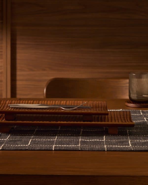 Маленькая сервировочная доска Rommu из акации — изображение 3