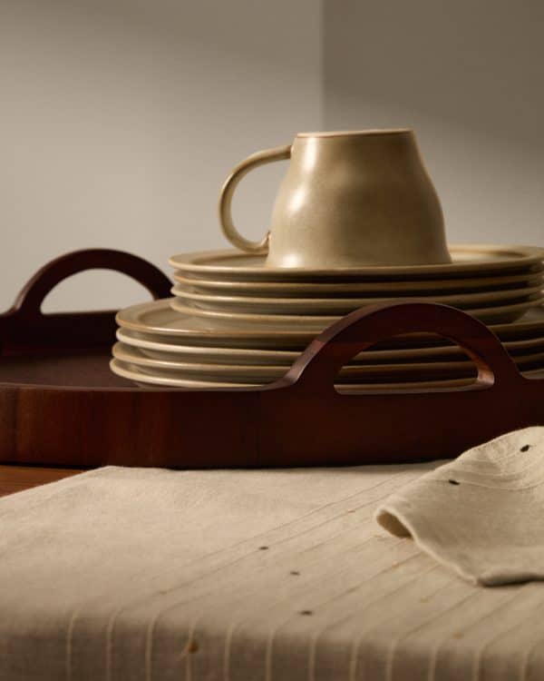 Поднос Zoa из акации в темной отделке FSC 100% — изображение 3