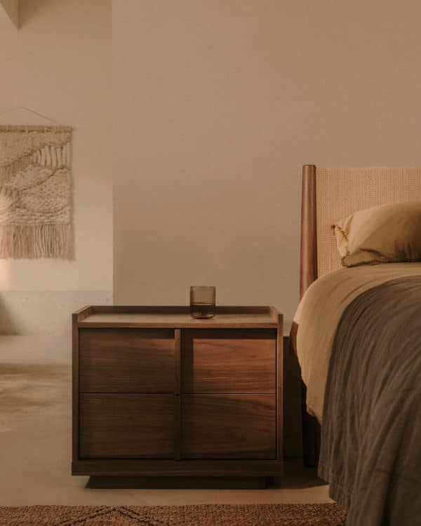 Прикроватная тумбочка Onix 2 ящика шпон ореха в темной отделке 60 x 59 см — изображение 2