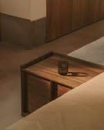 Прикроватная тумбочка Onix 2 ящика шпон ореха в темной отделке 60 x 59 см — изображение 3