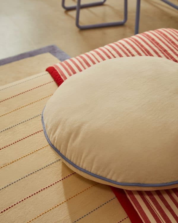 Saya круглая декоративная подушка белая с синей каймой Ø 40 см — изображение 2