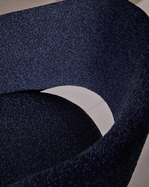 Стул Maina из плотной синей шенилловой ткани и стальными ножками с синей отделкой — изображение 4