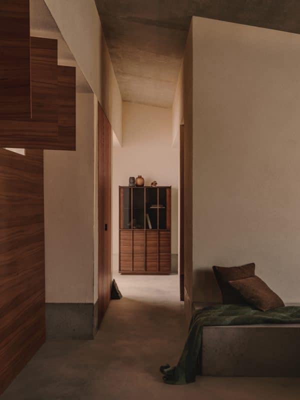 Витрина Onix из массива ореха и орехового шпона темная отделка 101 x 170 см — изображение 2