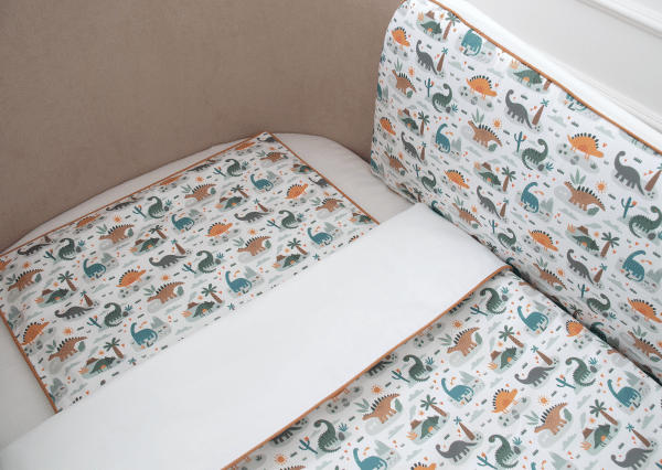 Постельное бельё в детскую кроватку «Динозаврики» (кант, сатин) — изображение 3