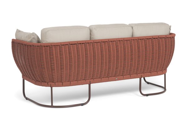 "Фиджи" диван 3-местный плетеный из роупа, каркас алюминий коричневый (RAL8016) муар, роуп красный (8372) круглый tex, ткань Mossle бежевая — изображение 5