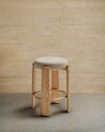 Granite Полубарный табурет из бежевого шенилла и массива ясеня в натуральной отделке 65 см — изображение 2