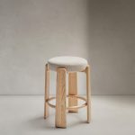 Granite Полубарный табурет из бежевого шенилла и массива ясеня в натуральной отделке 65 см