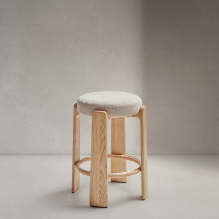 Granite Полубарный табурет из бежевого шенилла и массива ясеня в натуральной отделке 65 см