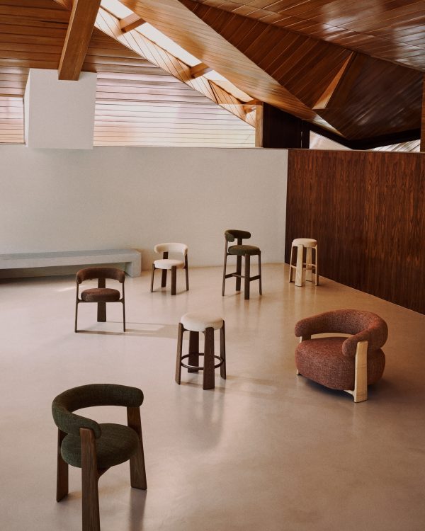 Granite Полубарный табурет из бежевого шенилла и массива ясеня в отделке орех 65 см — изображение 3