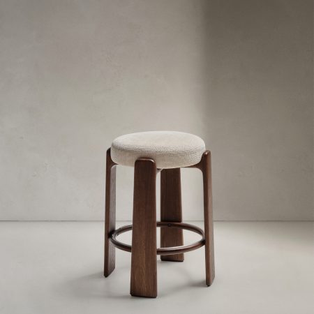 Granite Полубарный табурет из бежевого шенилла и массива ясеня в отделке орех 65 см