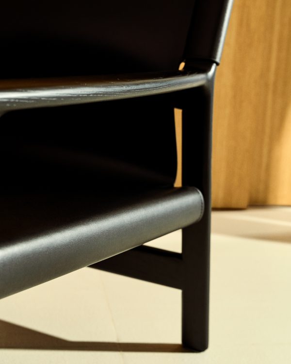 Кресло Jan из переработанной кожи черного цвета и ясеня в черном цвете — изображение 3