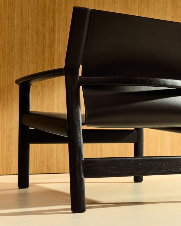 Кресло Jan из переработанной кожи черного цвета и ясеня в черном цвете — изображение 4