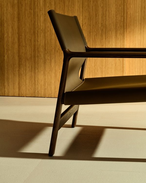 Кресло Jan из переработанной кожи темно-коричневого цвета и ясеня в ореховом цвете — изображение 4