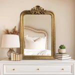 Зеркало настенное в арочной резной золотой раме Louvre