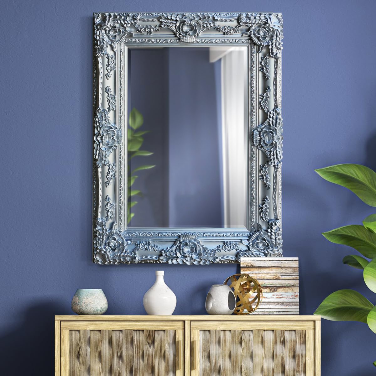 Зеркало настенное в резной серебряной раме Catalina Зеркало настенное в резной серебряной раме Catalina