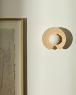 Настенный светильник Wilara из дуба с шаром из дымчатого стекла — изображение 2