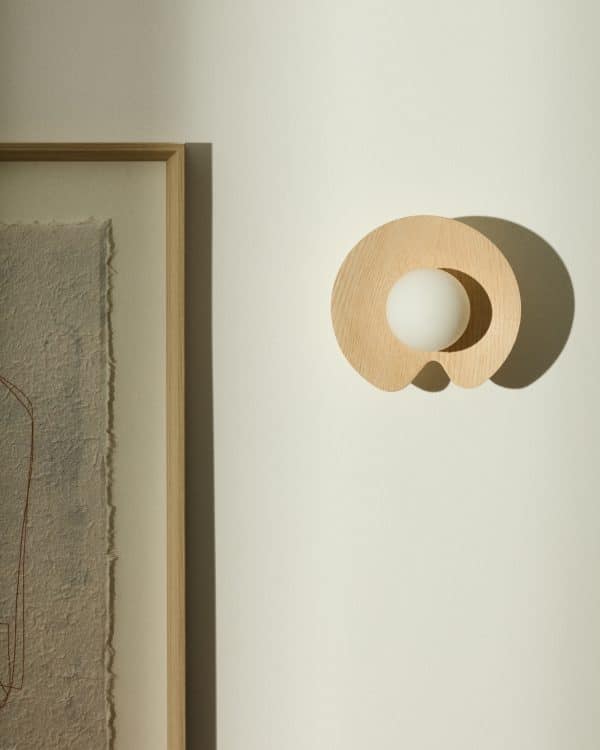 Настенный светильник Wilara из дуба с шаром из дымчатого стекла — изображение 2