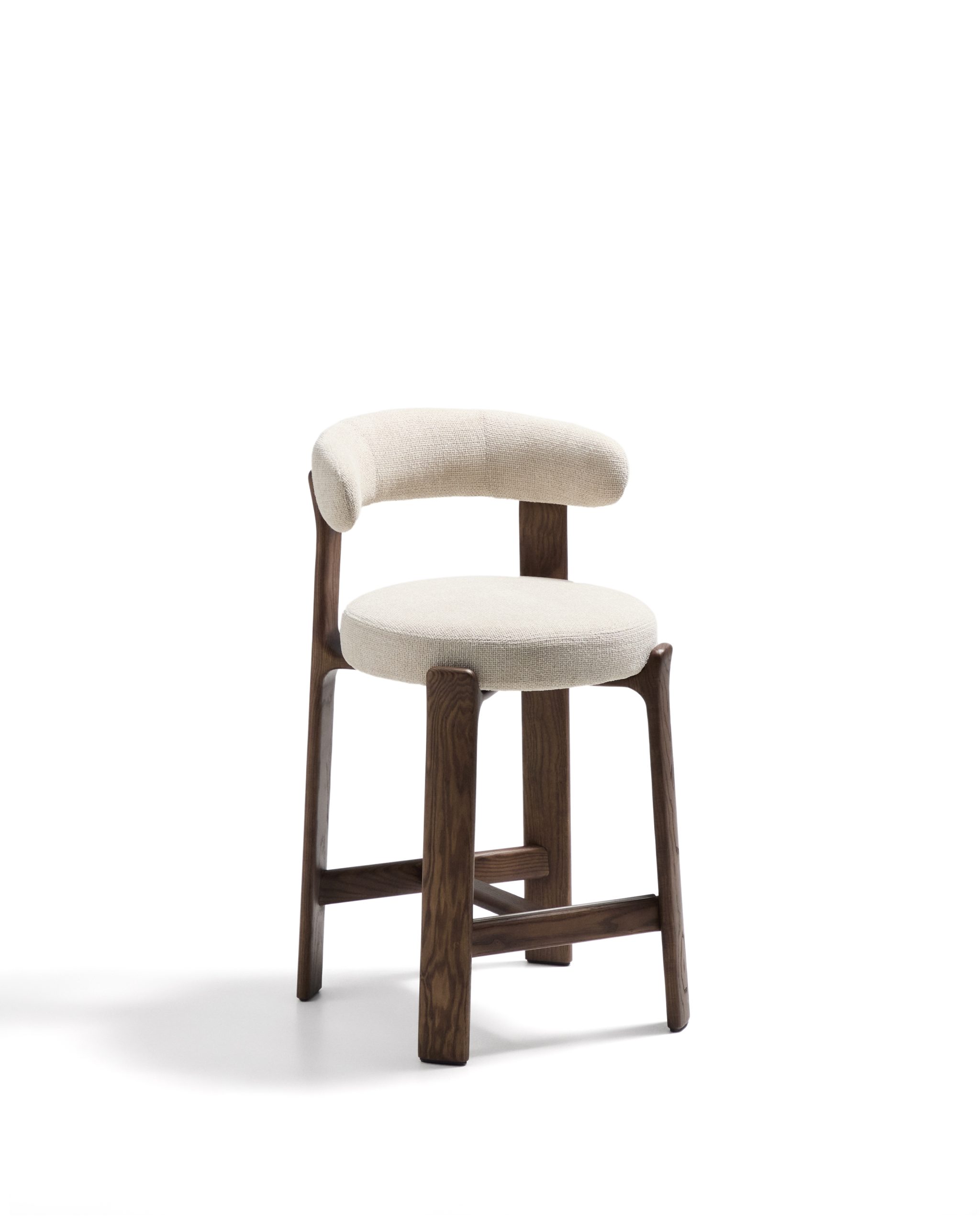 Полубарный стул Granite из бежевого шенилла и ясеня с отделкой орех 65 см Полубарный стул Granite из бежевого шенилла и ясеня с отделкой орех 65 см