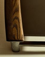 Стул Jan из переработанной кожи темно-коричневого цвета и ясеня в ореховом цвете — изображение 4