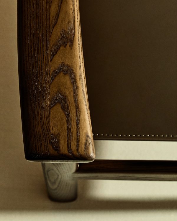 Стул Jan из переработанной кожи темно-коричневого цвета и ясеня в ореховом цвете — изображение 4