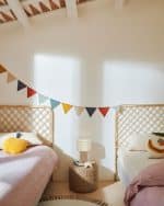 Вельветовая настольная лампа Bianella бежевого цвета — изображение 2