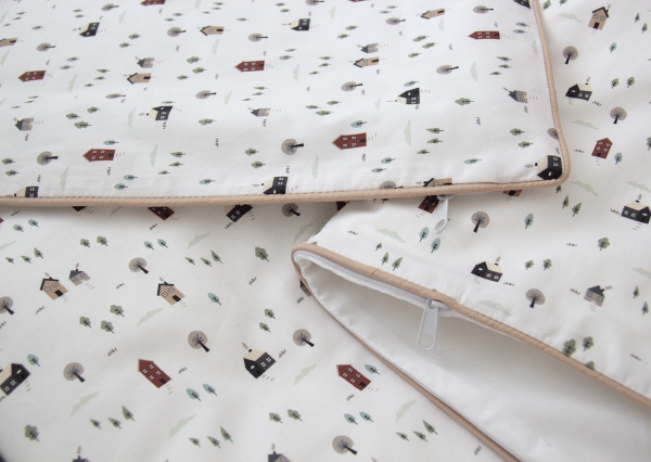 Постельное бельё в детскую кроватку «Домики» (кант, сатин). Состав: наволочка 40*32 см, пододеяльник 90*110 см — изображение 4