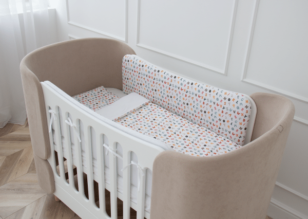 Постельное бельё в детскую кроватку «Разноцветные буквы» (сатин). Состав: наволочка 40*32 см, пододеяльник 90*110 см — изображение 4