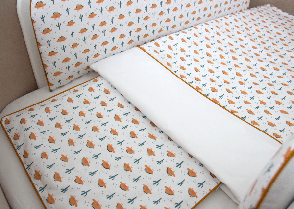 Постельное бельё в детскую кроватку «Жёлтые динозаврики» (кант, сатин). Состав: наволочка 40*32 см, пододеяльник 90*110 см — изображение 4