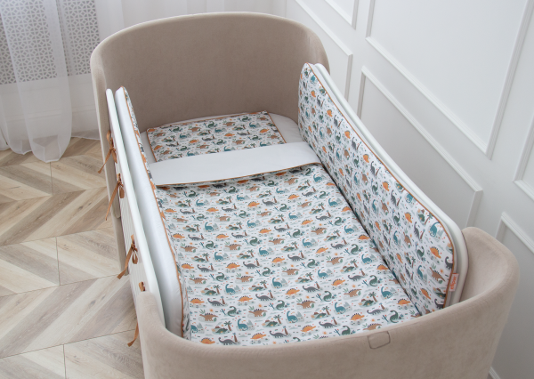 Постельное бельё в детскую кроватку. Состав: наволочка 40*32 см, пододеяльник 90*110 см «Динозаврики» (кант, сатин) — изображение 4