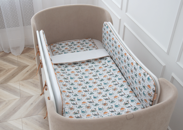 Постельное бельё в детскую кроватку. Состав: наволочка 40*32 см, пододеяльник 90*110 см «Динозаврики» (кант, сатин) — изображение 4