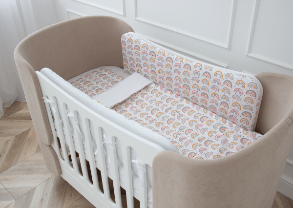 Постельное бельё в детскую кроватку. Состав: наволочка 40*32 см, пододеяльник 90*110 см «Радуга» (белый, сатин) — изображение 4