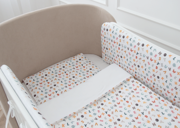 Постельное бельё в детскую кроватку. Состав: наволочка 40*32 см, пододеяльник 90*110 см «Разноцветные буквы» (сатин) — изображение 3