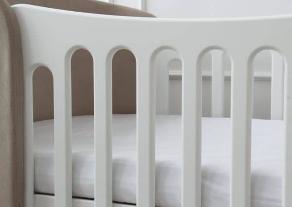 Простынь для кроватки KIDI soft от 0 до 4 лет, размер 63*133 см (белый, сатин) — изображение 4