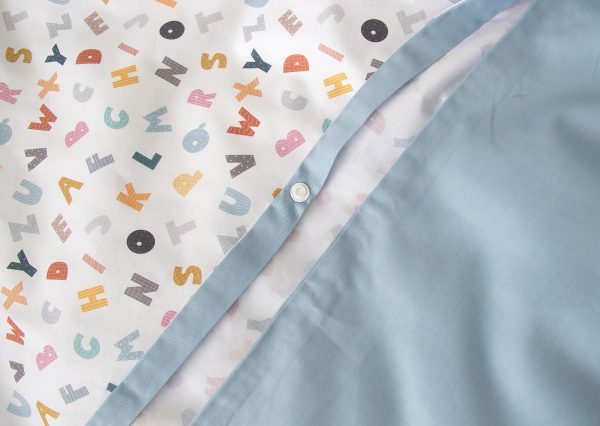 Комплект постельного белья «Разноцветные буквы» (голубой, сатин) — изображение 3