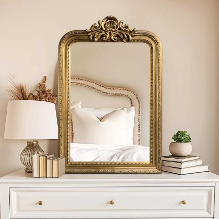 Зеркало настенное в арочной резной золотой раме Louvre