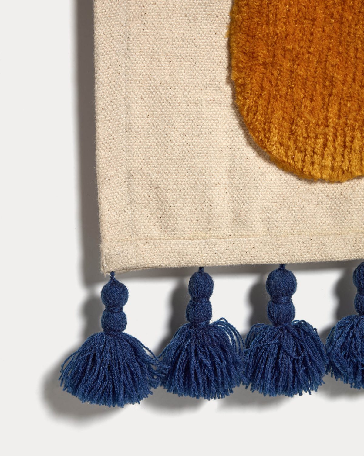 Гобелен Amarantha из 100% хлопка с желтым яблоком и синими кисточками белого цвета 30 x 30 см — изображение 4