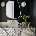 Белое настенное зеркало Нора DWM020824PND LouvreHome