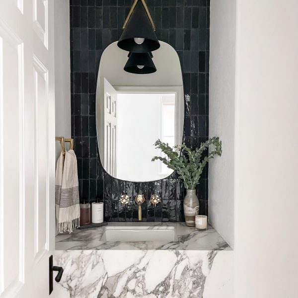 Черное настенное зеркало Вейл DWM240332PND LouvreHome